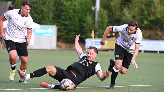 Die SG Mudersbach/Brachbach (in Weiß) muss am Sonntag zum schwierigen Auswärtsspiel nach Altenhof.