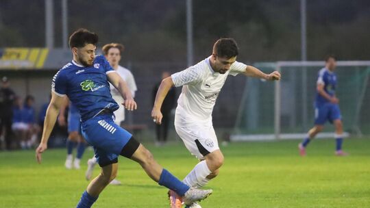 Für Dominik Kunz (in Weiß) und seinen FC Emmelshausen-Karbach II steht nach dem 0:0 in Güls am Sonntag (15 Uhr) das Heimspiel in