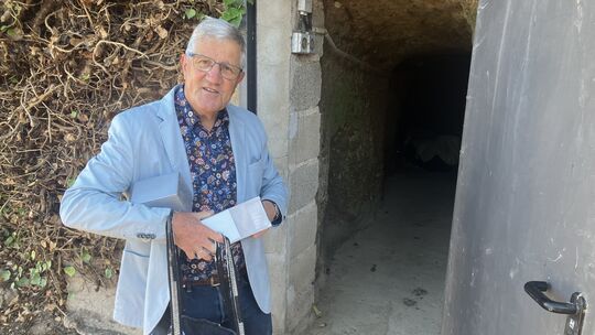 Norbert Wagner freut sich über die Handlampen, mit denen der Bunker während der Führungen zukünftig ausgeleuchtet werden soll. Norbert Wagner freut sich über die Handlampen, mit denen der Bunker während der Führungen zukünftig ausgeleuchtet werden soll.