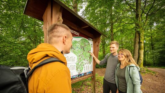 Ein Waldlehrpfad, wie dieser im malerischen Hüllwald bei Daaden im Landkreis Altenkirchen, ist eine Bereicherung für viele Famil