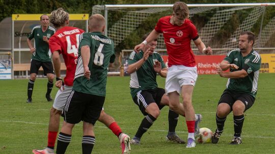 Für beide stehen Derbys an: Der SV Oberhausen II (grüne Trikots) muss das 0:8 beim VfL Rüdesheim II gegen den VfL Simmertal II v