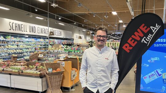 Eine Techno-Party mitten in der Gemüseabteilung: Diese verrückte Idee hat Tim Ax, Marktleiter des Rewe in Kamp-Bornhofen. Am 26.