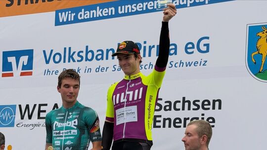 Eike Behrens (Mitte) sicherte sich im Sprint den Sieg.