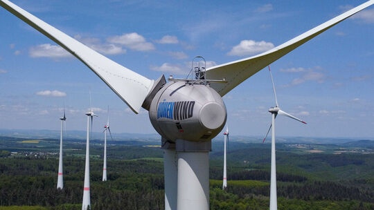 Windkraftanlagen mit ihren riesigen Rotorblättern ragen im Windpark bei Beltheim im Hunsrück. Die Windenergieanlage wurde 2019 m