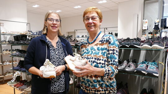 Brigitte Garfinen (links) und Gisela Dieringer geben das Schuhhaus Rollmann in Bad Neuenahr zum 31. Dezember 2026 auf.