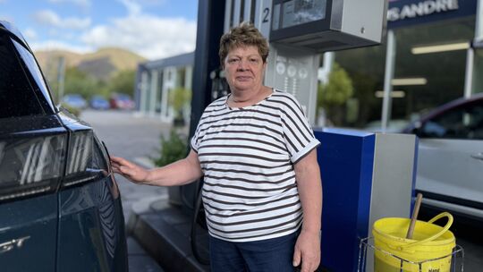 Marianne Oster hat gerade in Ediger-Eller ihren Diesel voll getankt: für 131,73 Euro. Marianne Oster hat gerade in Ediger-Eller ihren Diesel voll getankt: für 131,73 Euro.