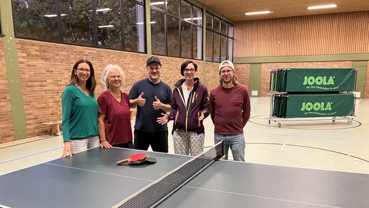 (Von links nach rechts) Das TuS-Team mit Svenja Kohlmeier, Tatjana Heeg, Francesco Troiano, Anke Baer und Andreas Schneider trom (Von links nach rechts) Das TuS-Team mit Svenja Kohlmeier, Tatjana Heeg, Francesco Troiano, Anke Baer und Andreas Schneider trom