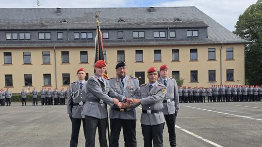Handshake: Tobias Zimmer (links), neuer Kommandeur, General André Abed und der ehemalige Kommandeur Raik Pokorny Handshake: Tobias Zimmer (links), neuer Kommandeur, General André Abed und der ehemalige Kommandeur Raik Pokorny