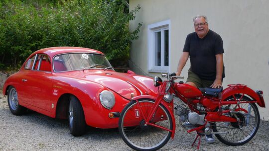 Volker Hoebbel vor seinem Porsche 356 und der Moto-Guzzi Superleggera. Durch seine Ausbildung kann er natürlich auch Schrauben,