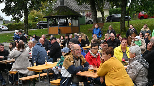 Gespannt warten die Reichenbacher mit ihren Gästen auf den von der Straußjugend vorgetragenen Kirwestrauß, der vor dem Gemeindeh