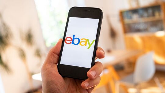Ebay-Logo ist auf einem Smartphone zu sehen
