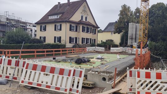 Die Arbeiten an der neuen Aarbrücke in der Diezer Innenstadt gehen sichtbar voran.