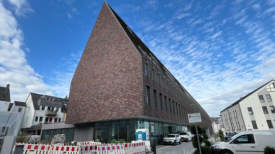 Das neue Rathaus der Verbandsgemeinde Montabaur befindet sich zentral und dennoch etwas versteckt in der Innenstadt.