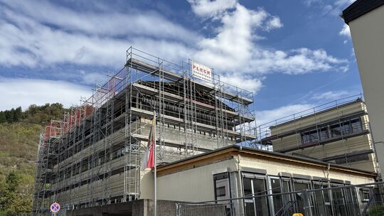 Bis ins Jahr 2028 sollen die umfassenden Sanierungsarbeiten an der Marksburgschule in Braubach noch gehen.
