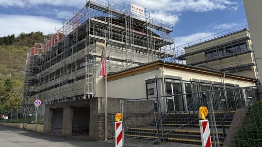 Bis ins Jahr 2028 sollen die umfassenden Sanierungsarbeiten an der Marksburgschule in Braubach noch gehen.