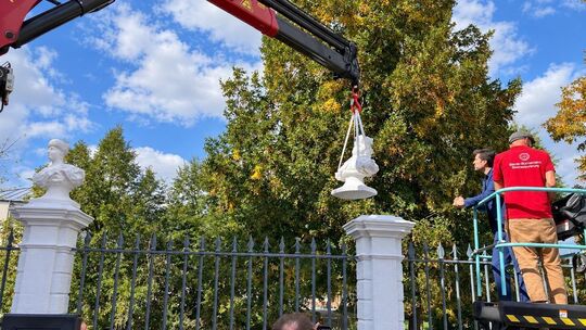 Eine Fürstenfigur wird auf ihren Sockel gehievt, Kulturminister Sven Täuber legt symbolisch für die letzten Zentimeter Hand an: