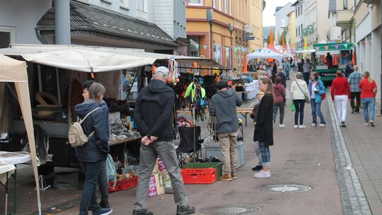 Schon am Nachmittag tummelten sich viele Besucher in der Baargasse, schauten sich bei den Ständen um und trafen sich in gemütlic