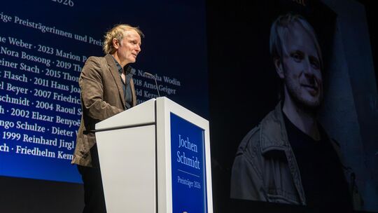 Jochen Schmidt nimmt in seiner Dankesrede auch mitunter unfreiwillig komische Amazon-Rezensionen seiner Bücher aufs Korn und sor