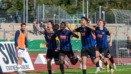 Freude pur nach dem 2:0 durch Nazif Tchadjei (Mitte, hinten). Am Ende trotzte die TuS Koblenz allen Widerständen und gewann die