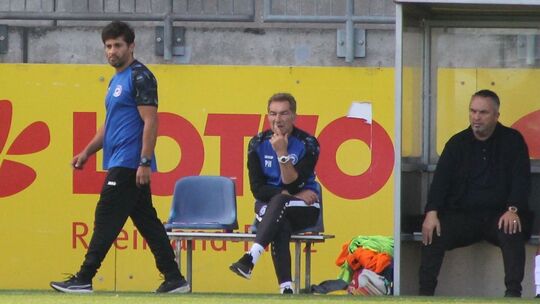 Die neue Bankbesetzung beim FC Cosmos Koblenz beim 1:6 in Pirmasens: Trainer Koray Gökkurt (links) und Co-Trainer Peter Neustädt