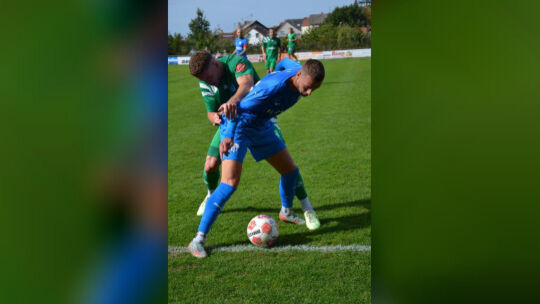 Dustin Zahnen (in Blau) und der FC Emmelshausen-Karbach ließen den SV Auersmacher lange abblitzen, aber nach einer 4:1-Führung g