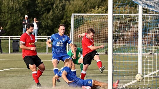 Nach 35 Minuten erzielte Lasse Bieg (liegend) das 1:0 für seine EGC Wirges. Am Ende stand ein knapper, aber durchaus verdienter