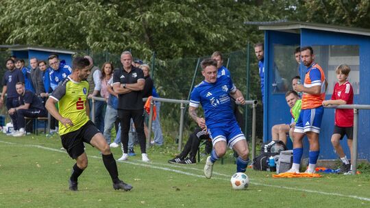 Der SV Binningen um Stürmer Lucas Etzkorn (am Ball) musste sich dem Tabellenführer FC Metternich um Carsten Wans erwartungsgemäß
