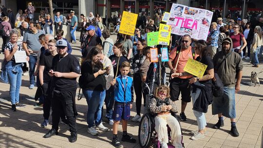 Unter den Teilnehmern der Demonstration waren auch viele Betroffene, wie etwa die Familie Wagner aus Göttelborn im Saarland, die