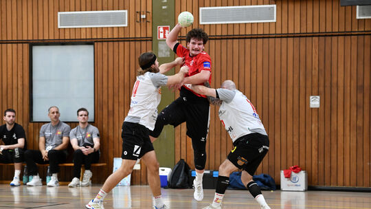 Nachdem Finn Langenau (am Ball) per Doppelschlag auf 23:25 verkürzt hatte, schien die Wende für die Holzheimer gegen Titelaspira