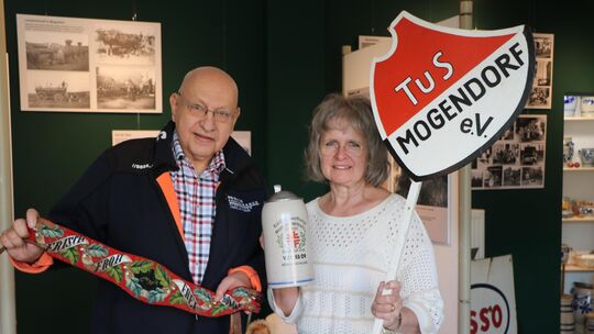 Die „Ausstellungsmacher“ Kriemhild Hellmann und Hans Peter Brümmendorf mit einigen Utensilien aus der Turnergeschichte von Mogen