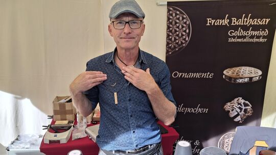 Goldschmied Frank Balthasar lässt sich von der Kunst vergangener Epochen inspirieren. Goldschmied Frank Balthasar lässt sich von der Kunst vergangener Epochen inspirieren.