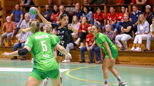 Dunya Mohebzada (am Ball) war mit sieben Treffern die beste Schützin der HSG Hunsrück, aber auch das reichte nicht im Spitzenspi Dunya Mohebzada (am Ball) war mit sieben Treffern die beste Schützin der HSG Hunsrück, aber auch das reichte nicht im Spitzenspi