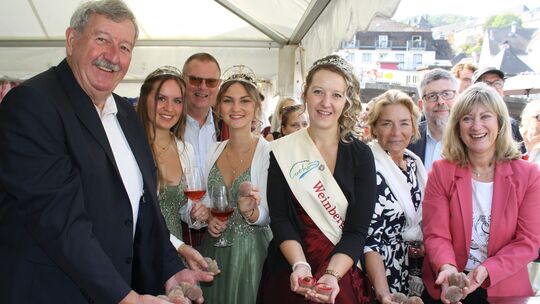 Weinbergpfirsichfee Annabell eröffnete zusammen Stadtbürgermeister Walter Schmitz und den amtierenden Weinmajestäten Alicia und