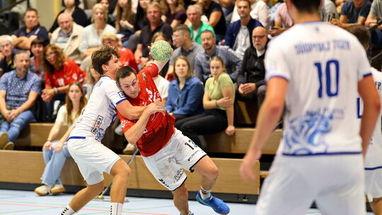 Die HSG Kastellaun/Simmern und ihr Rückraum-Ass Julian Mangold (rotes Trikot) waren auch in ihrem dritten Saisonspiel nicht zu s Die HSG Kastellaun/Simmern und ihr Rückraum-Ass Julian Mangold (rotes Trikot) waren auch in ihrem dritten Saisonspiel nicht zu s