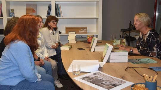 Autorin Sonja Roos (rechts) im Gespräch mit einigen Gästen.