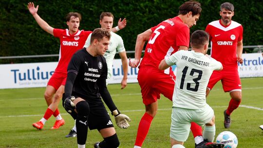 Im Strafraum ging es einige Male gut zur Sache. Die Hüffelsheimer (rote Trikots, von rechts) Sascha Mockenhaupt, Bastian Bsullak
