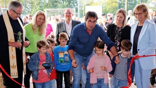 Die Kinder durften bei der Einweihungsfeier der neuen Meudter Kita das rote Band durchschneiden. Ihnen „assistierten“ (von links