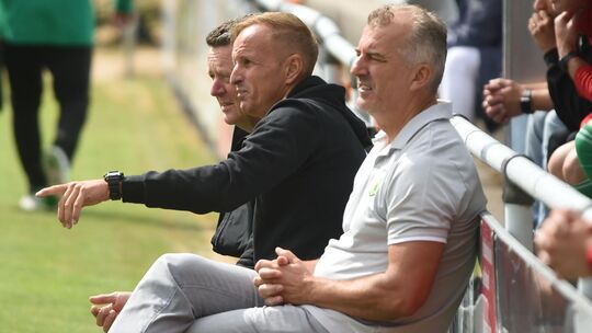 Schwierige Lage: Die Waldalgesheimer mit (von rechts) Trainer Elvir Melunovic, Co-Trainer Sascha Witt und Sportvorstand Hans-Joa