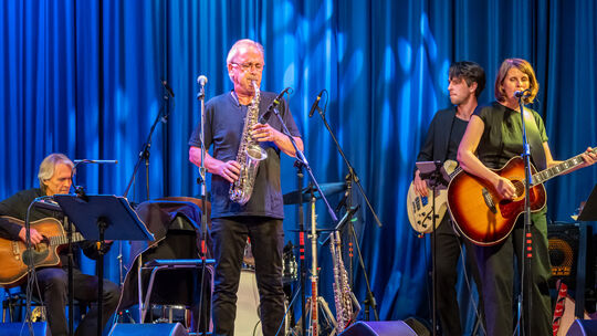 Richard Wester und Band erfreuten die etwa 250 Besucher des Konzerters in der Linzer Stadthalle. Richard Wester und Band erfreuten die etwa 250 Besucher des Konzerters in der Linzer Stadthalle.