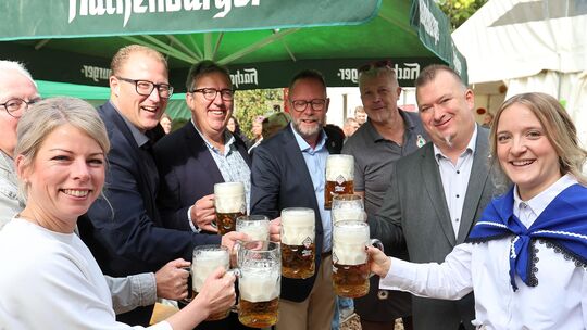 Fassanstich mit VG-Chef Sven Schür, Lana Horstmann, Philipp Rasbach, Ortsbürgermeister Martin Neitzert und Klaus Strüder von der Fassanstich mit VG-Chef Sven Schür, Lana Horstmann, Philipp Rasbach, Ortsbürgermeister Martin Neitzert und Klaus Strüder von der