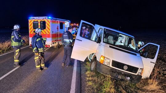 Ein Pritschenwagen ist bei Woppenroth von der L184 abgekommen.