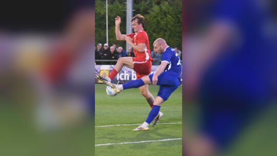 Abwehrchef Fabien Spreitzer (blaues Trikot) gelang mit der SG Eintracht Bad Kreuznach das erste Zu-null-Spiel der Saison. Abwehrchef Fabien Spreitzer (blaues Trikot) gelang mit der SG Eintracht Bad Kreuznach das erste Zu-null-Spiel der Saison.