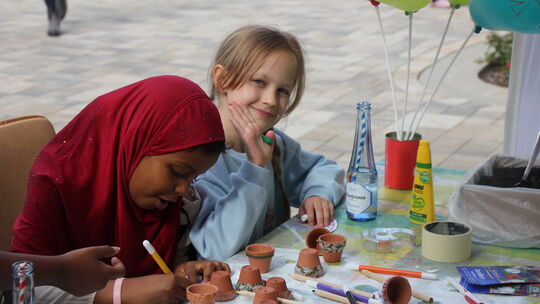 Beste Freundinnen: Diese beiden jungen Besucherinnen hatten viel Spaß an den kreativen Angeboten der Caritas-Aktion "Neue Nachba Beste Freundinnen: Diese beiden jungen Besucherinnen hatten viel Spaß an den kreativen Angeboten der Caritas-Aktion "Neue Nachba