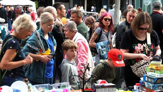 Herrliches Spätsommerwetter, jede Menge Trödel und die Hoffnung auf das Schnäppchen des Tages: Beim Herbst-Flohmarkt auf dem Lui Herrliches Spätsommerwetter, jede Menge Trödel und die Hoffnung auf das Schnäppchen des Tages: Beim Herbst-Flohmarkt auf dem Lui