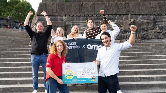Tina Wahlen von der Elterninitiative krebskranker Kinder (vorne links) freut sich mit David Koca (vorne rechts) und dem komplett Tina Wahlen von der Elterninitiative krebskranker Kinder (vorne links) freut sich mit David Koca (vorne rechts) und dem komplett