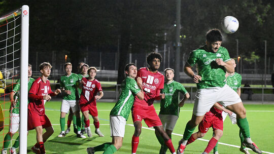 In Unterzahl meist unter Druck stand der SV Oberzissen (grüne Trikots, am Ball Mustafa Madanoglu) im Derby beim Ahrweiler BC II
