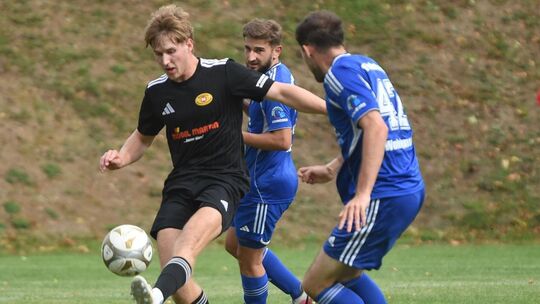 Anton Wurdel (schwarzes Trikot) und die SG Meisenheim/Desloch/Lauschied mussten sich in Bedesbach unglücklich geschlagen geben.