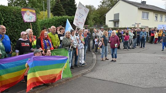 Rund 100 Personen aus dem gesamten Kreis trafen sich gegenüber dem Gemeindehaus mit vielen Transparenten und bunten Fahnen zu ei