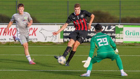 Sechsmal hat Niklas Hölber (in Schwarz-Rot, hier verfolgt von Paul Rübsamen) in dieser Saison schon getroffen, im Derby bei der