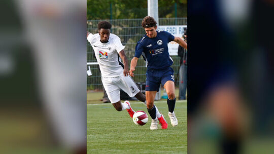 Erzielt die Hackenheimer Führung in Hauenstein: Benjamin Stellpflug (blaues Trikot).